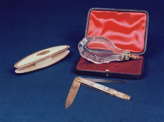 Gold und goldmontierte Duftflasche; Schiffchen und Klappmesser